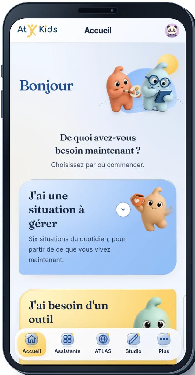 L'application AtyKids sur un téléphone : l'accueil demande « De quoi avez-vous besoin maintenant ? » et propose « J'ai une situation à gérer » puis « J'ai besoin d'un outil ». En bas, la navigation Accueil, Assistants, ATLAS, Studio, Plus.