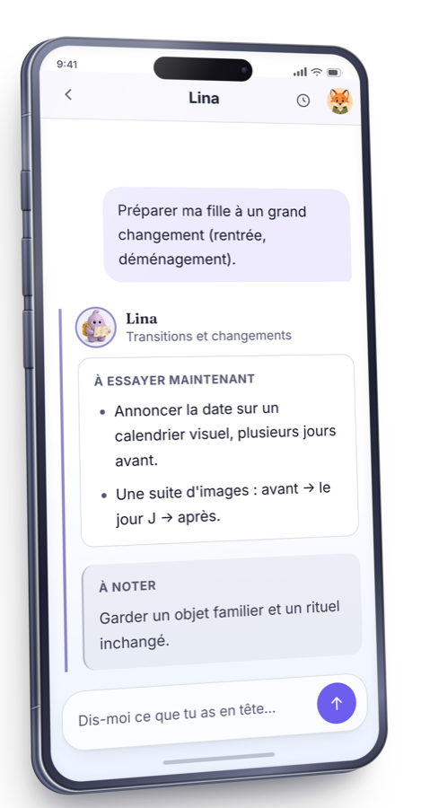 L'application AtyKids sur un téléphone : un parent écrit « Préparer ma fille à un grand changement (rentrée, déménagement) », et l'assistant Lina répond par une liste « À essayer maintenant » suivie d'un point « À noter ».