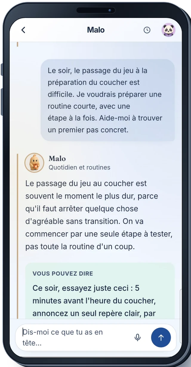 L'application AtyKids sur un téléphone : un parent décrit un coucher difficile, et l'assistant Malo, « Quotidien et routines », répond en proposant de commencer par une seule étape, suivi d'un encadré « Vous pouvez dire ».