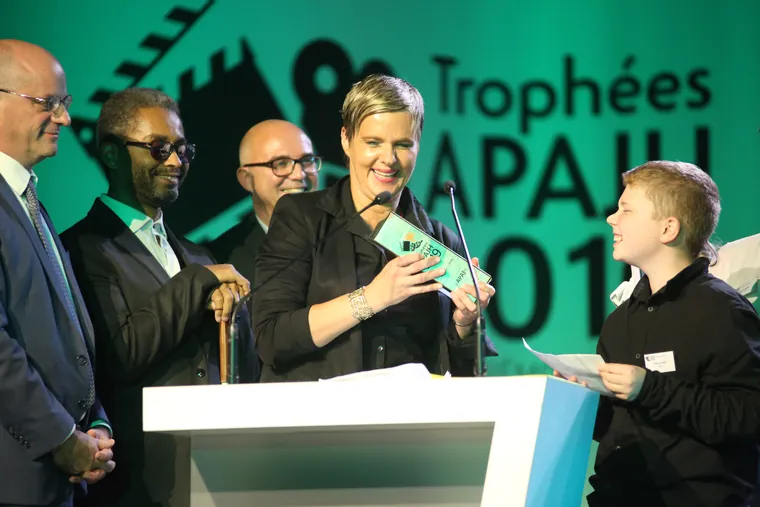 Remise du Trophée APAJH 2019 sur scène, un jeune de Hopla Chef au pupitre.