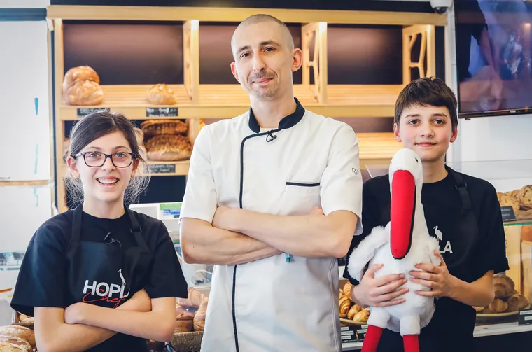 Atelier Hopla Chef : un chef alsacien cuisine avec des jeunes.