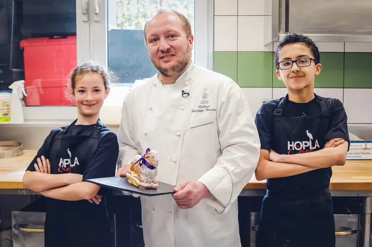 Atelier Hopla Chef : un chef alsacien cuisine avec des jeunes.