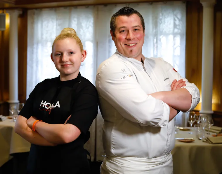 Atelier Hopla Chef : un chef alsacien cuisine avec des jeunes.