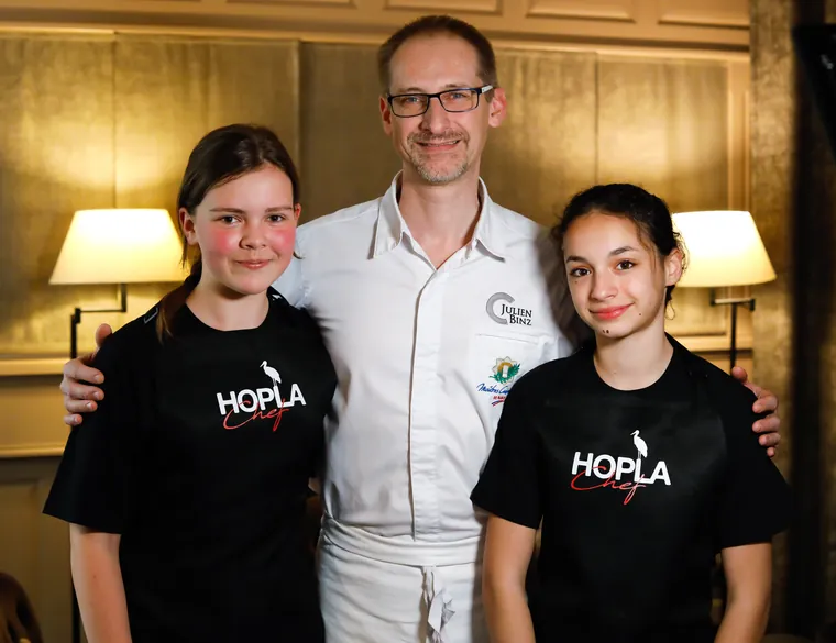 Atelier Hopla Chef : un chef alsacien cuisine avec des jeunes.