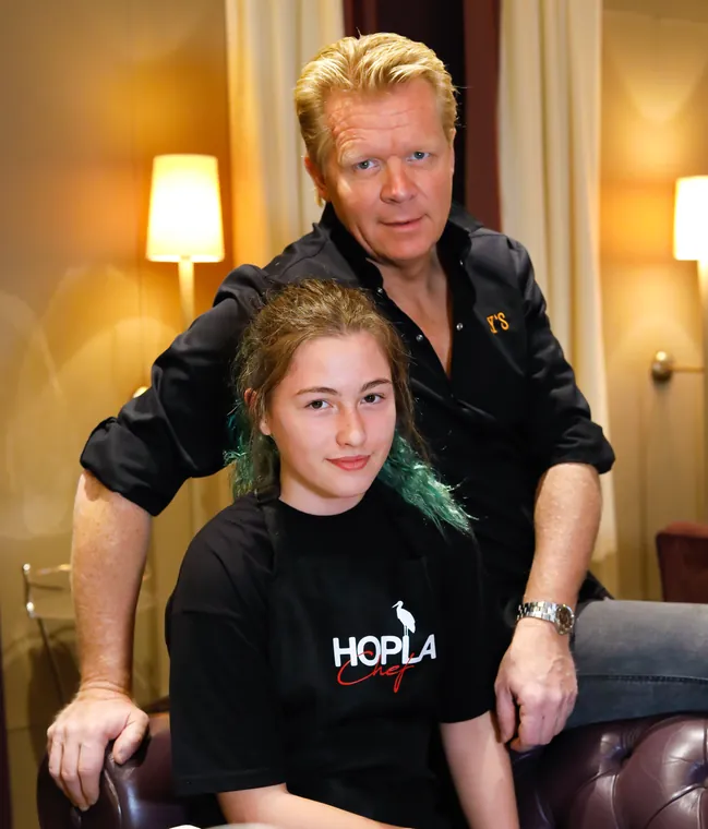 Atelier Hopla Chef : un chef alsacien cuisine avec des jeunes.