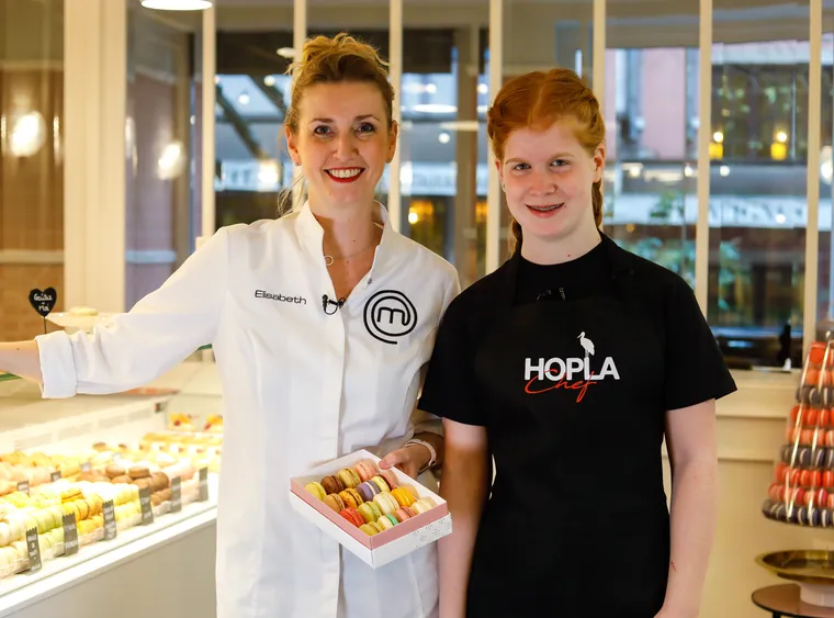 Atelier Hopla Chef : un chef alsacien cuisine avec des jeunes.
