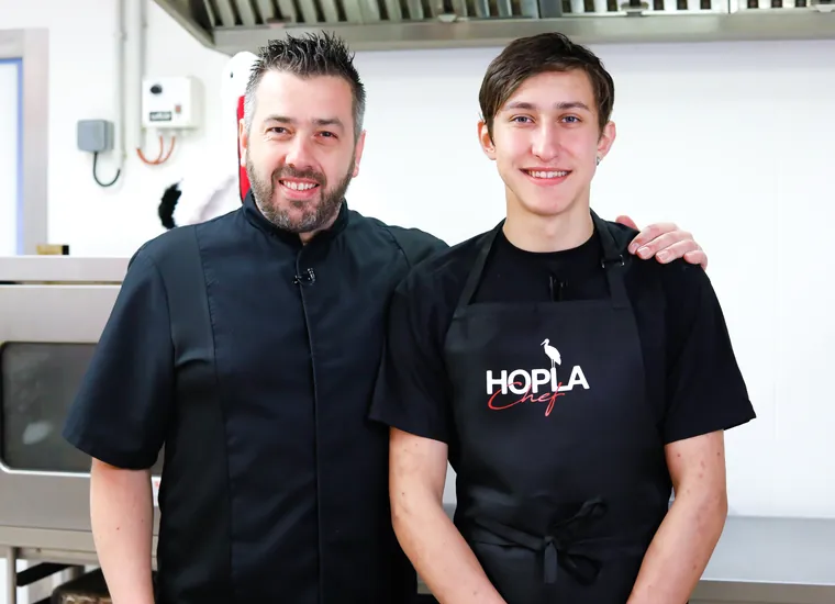 Atelier Hopla Chef : un chef alsacien cuisine avec des jeunes.