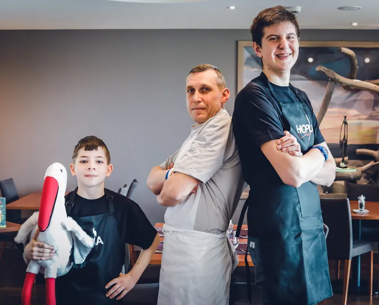 Atelier Hopla Chef : un chef alsacien cuisine avec des jeunes.