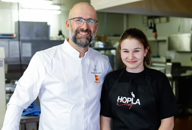 Atelier Hopla Chef : un chef alsacien cuisine avec des jeunes.