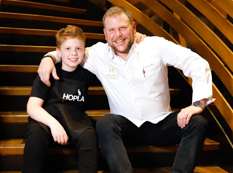 Atelier Hopla Chef : un chef alsacien cuisine avec des jeunes.