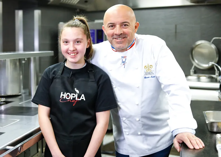 Atelier Hopla Chef : un chef alsacien cuisine avec des jeunes.