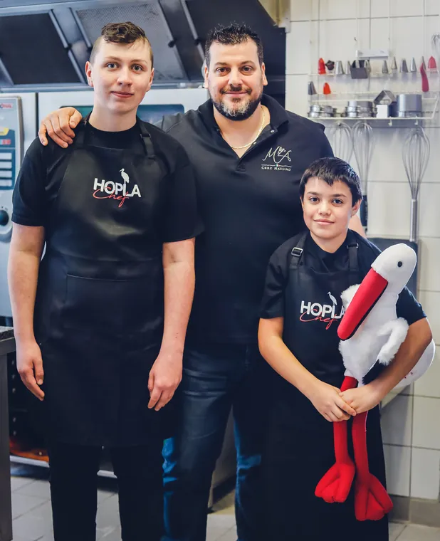 Atelier Hopla Chef : un chef alsacien cuisine avec des jeunes.