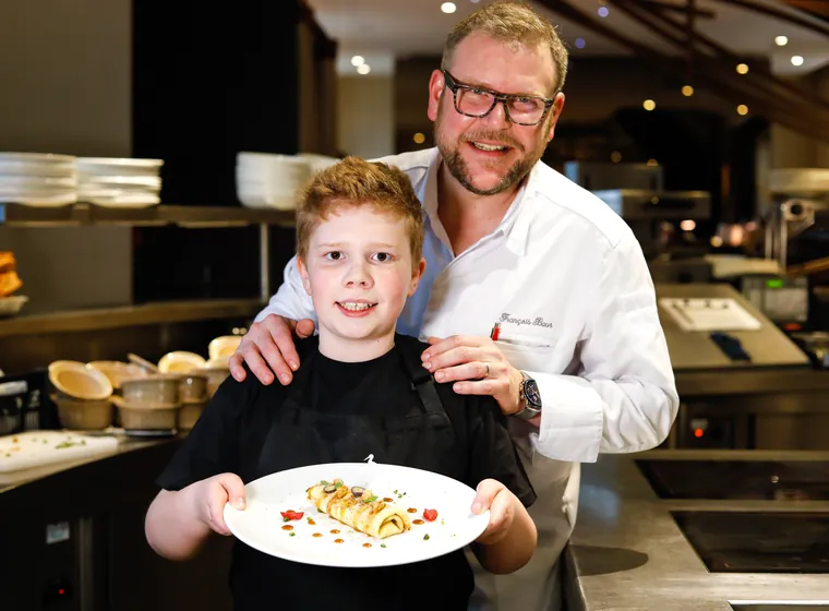 Atelier Hopla Chef : un chef alsacien cuisine avec des jeunes.