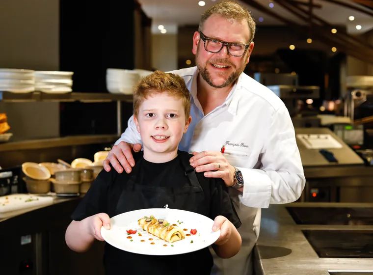 Atelier Hopla Chef : un chef alsacien cuisine avec des jeunes.