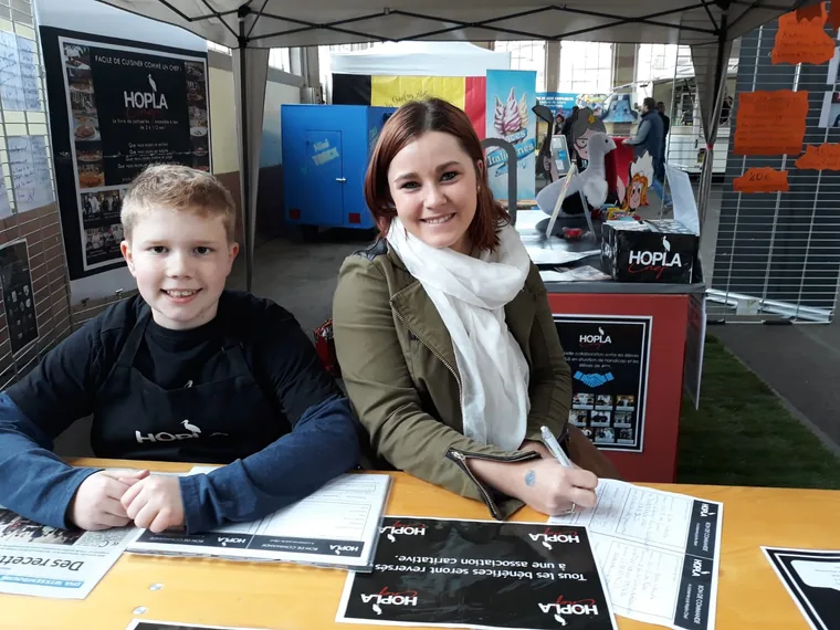 Atelier Hopla Chef : un chef alsacien cuisine avec des jeunes.