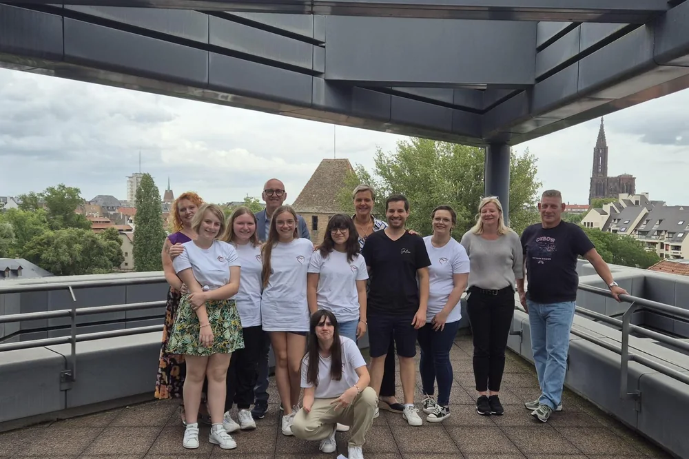 Les jeunes reporters du projet Cap vers l’inclusion sur le toit de la Collectivité européenne d’Alsace, la cathédrale de Strasbourg en arrière-plan.
