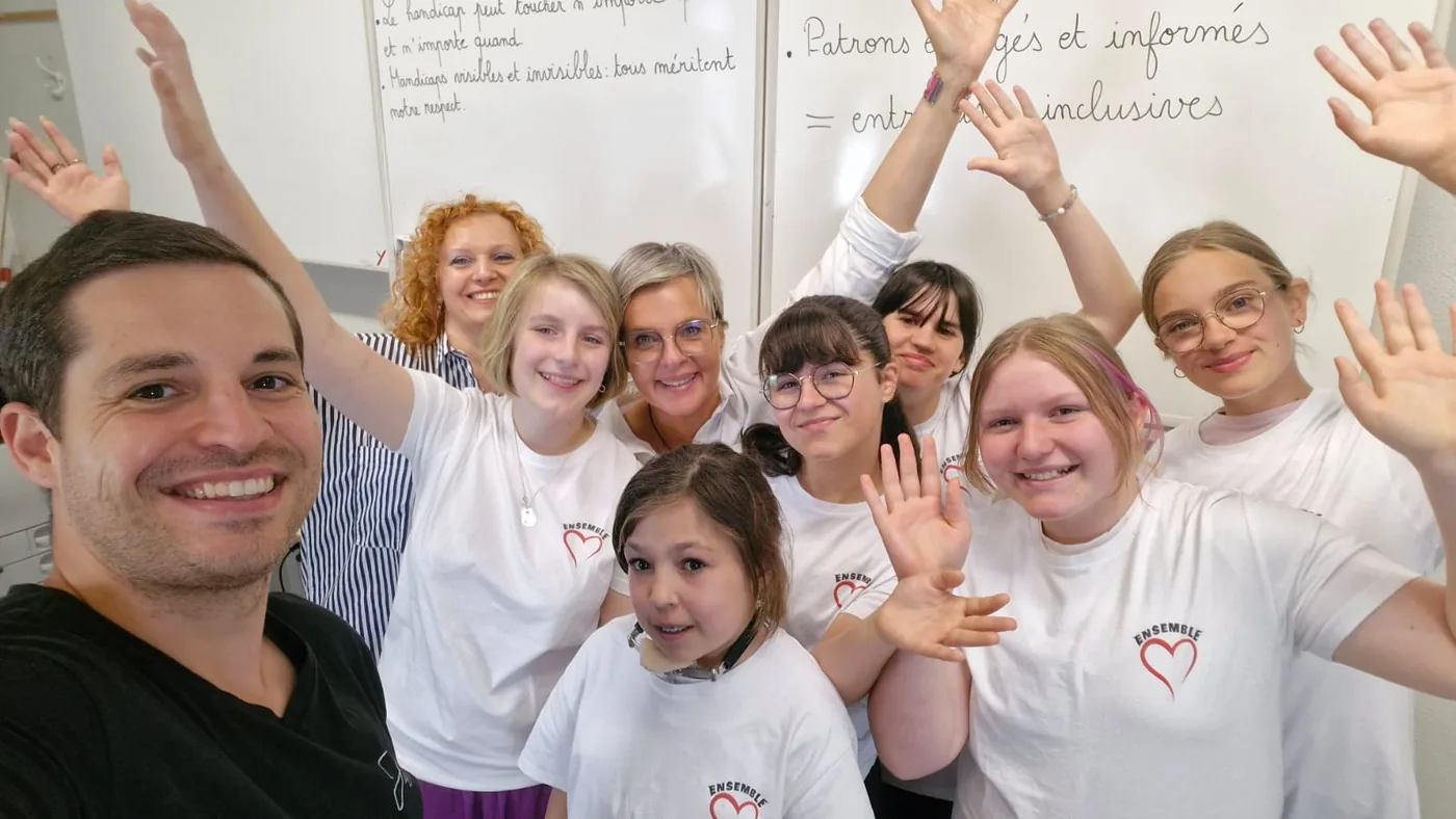 L’équipe des jeunes journalistes et leurs encadrants, tout sourire.
