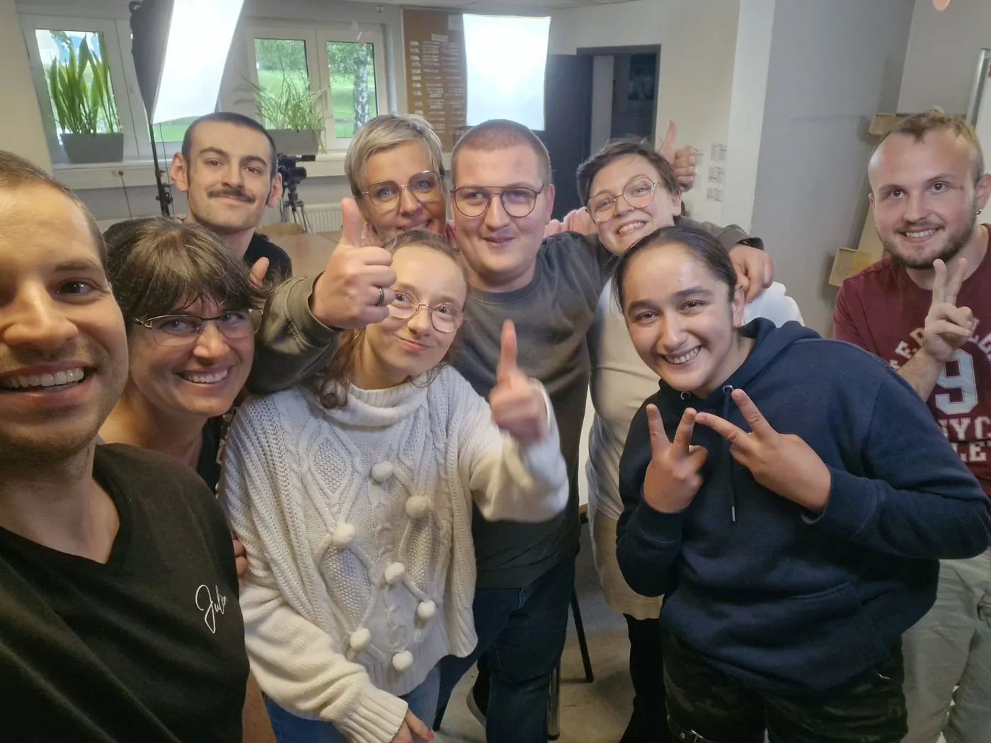 Selfie de l’équipe des jeunes reporters et de leurs encadrants, pouces levés.