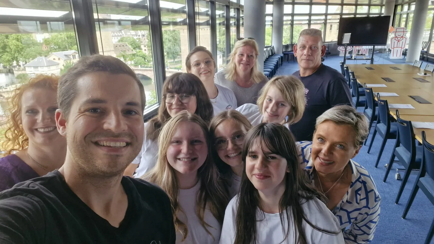 Le groupe réuni dans une salle du conseil, à Strasbourg.