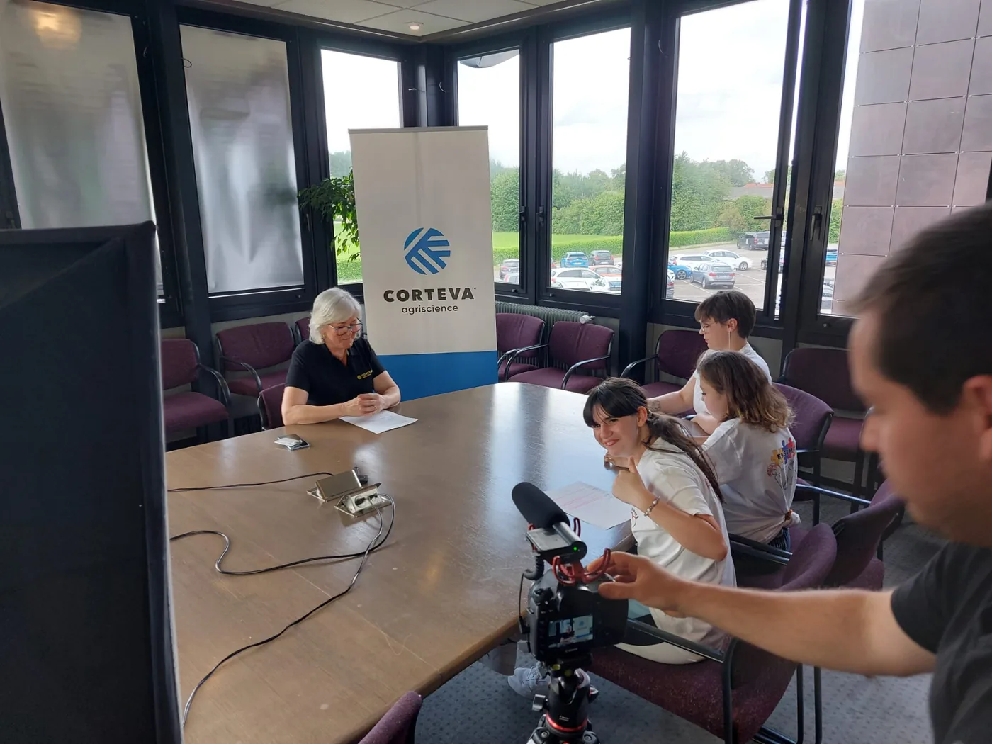 Installation d’une interview filmée dans les bureaux d’une entreprise partenaire.