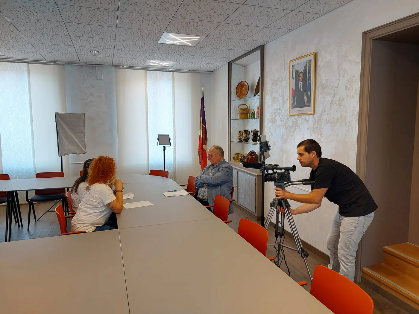Interview filmée d’un élu local par les jeunes reporters, caméra sur trépied.