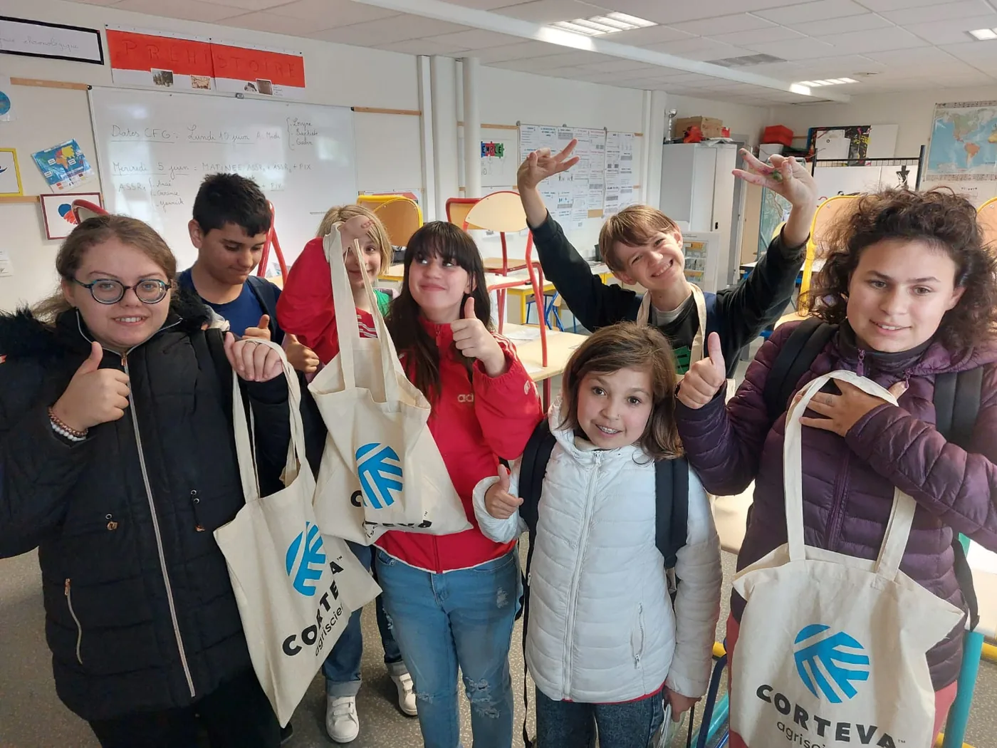 Les jeunes reporters, sacs sur l’épaule, lors d’une rencontre avec l’entreprise Corteva.