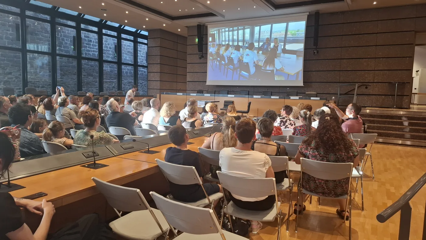 La salle de la Collectivité européenne d’Alsace comble pour la projection du reportage.