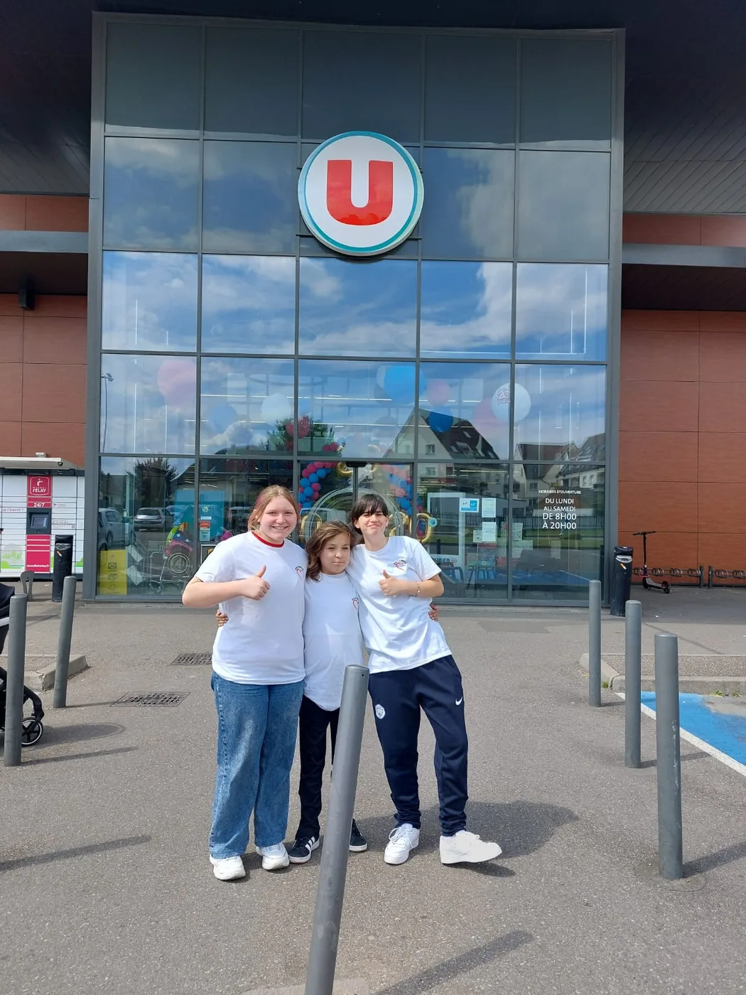 Les jeunes reporters devant un magasin Super U.