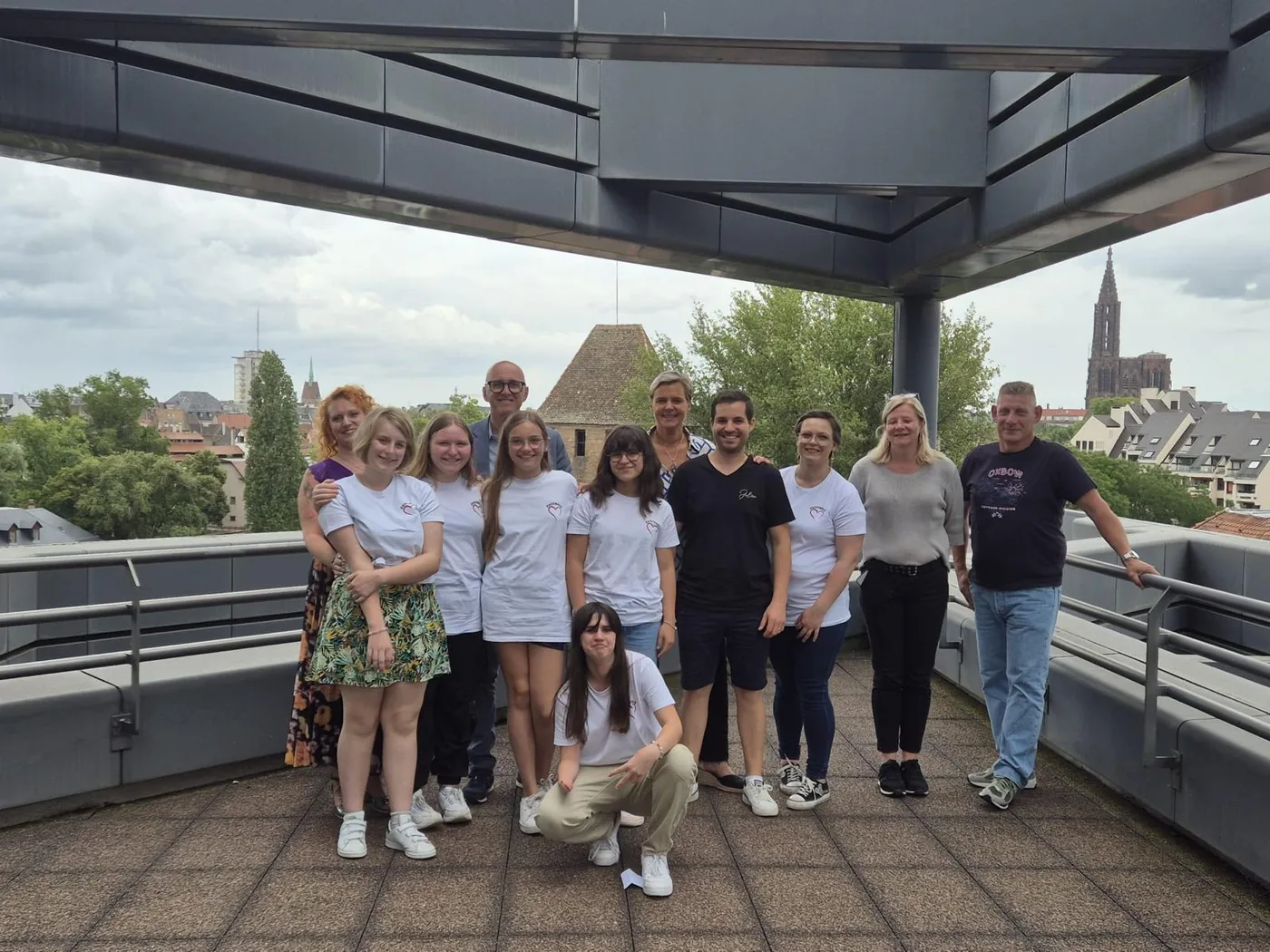 Le groupe sur le toit de la Collectivité européenne d’Alsace, la cathédrale de Strasbourg en arrière-plan.