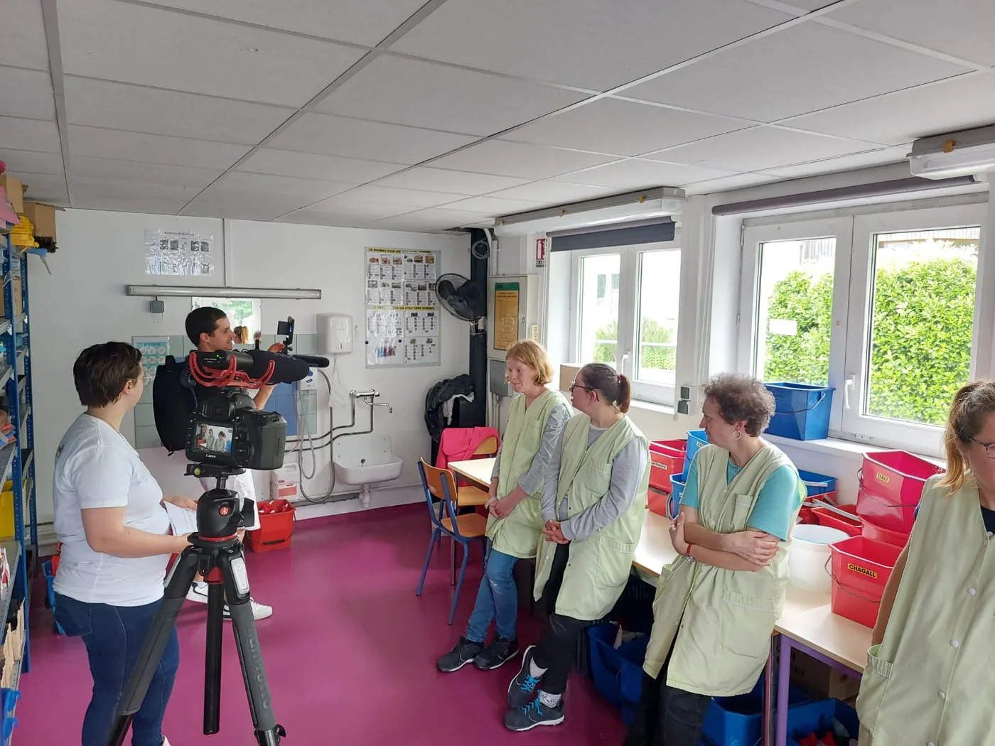 Tournage d’une séquence du reportage, caméra sur trépied.