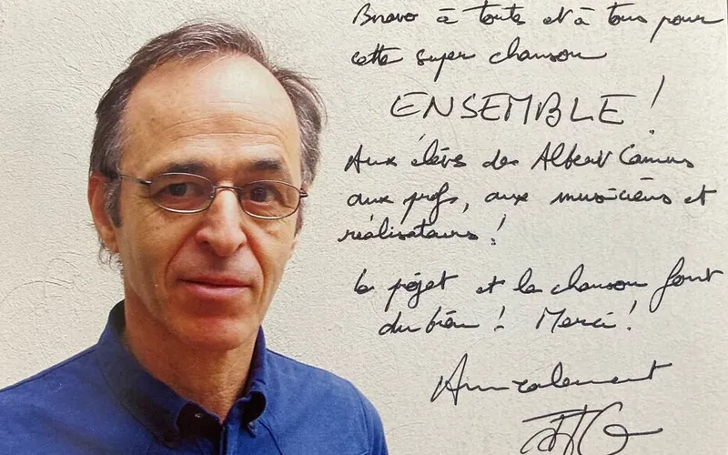 Message manuscrit de soutien de Jean-Jacques Goldman félicitant les élèves pour la chanson « Ensemble », accompagné de son portrait.