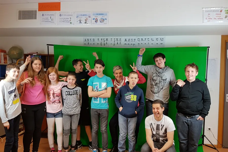 Le groupe des jeunes acteurs du court-métrage La Tolérance, devant un fond vert lors du tournage.