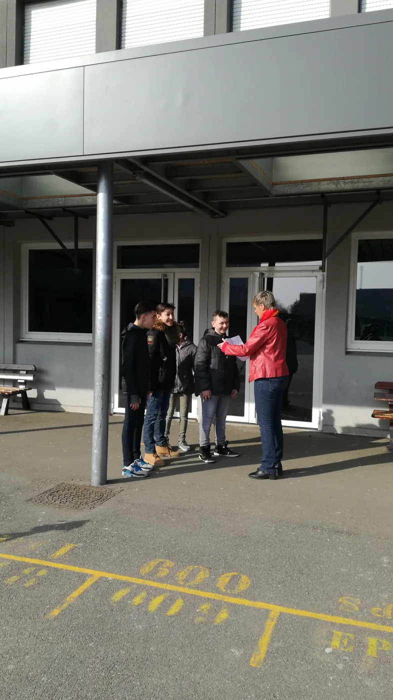 Deux élèves filmés dans la cour du collège pendant le tournage.