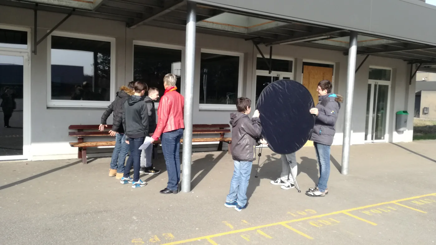 Tournage d’une scène en extérieur, devant le collège Otfried.