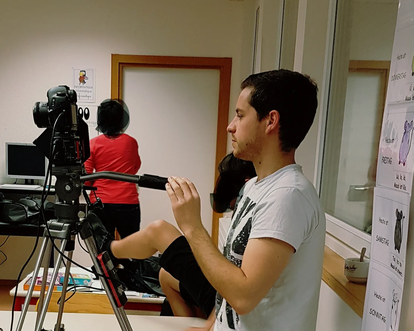 Julien Levis filme un élève lors d’une scène tournée en classe.