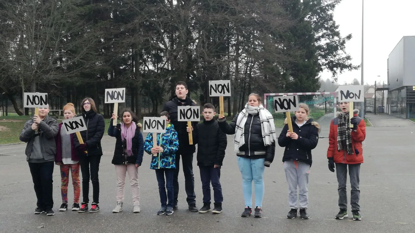 Les élèves de la classe ULIS brandissent des pancartes « NON » lors du tournage.