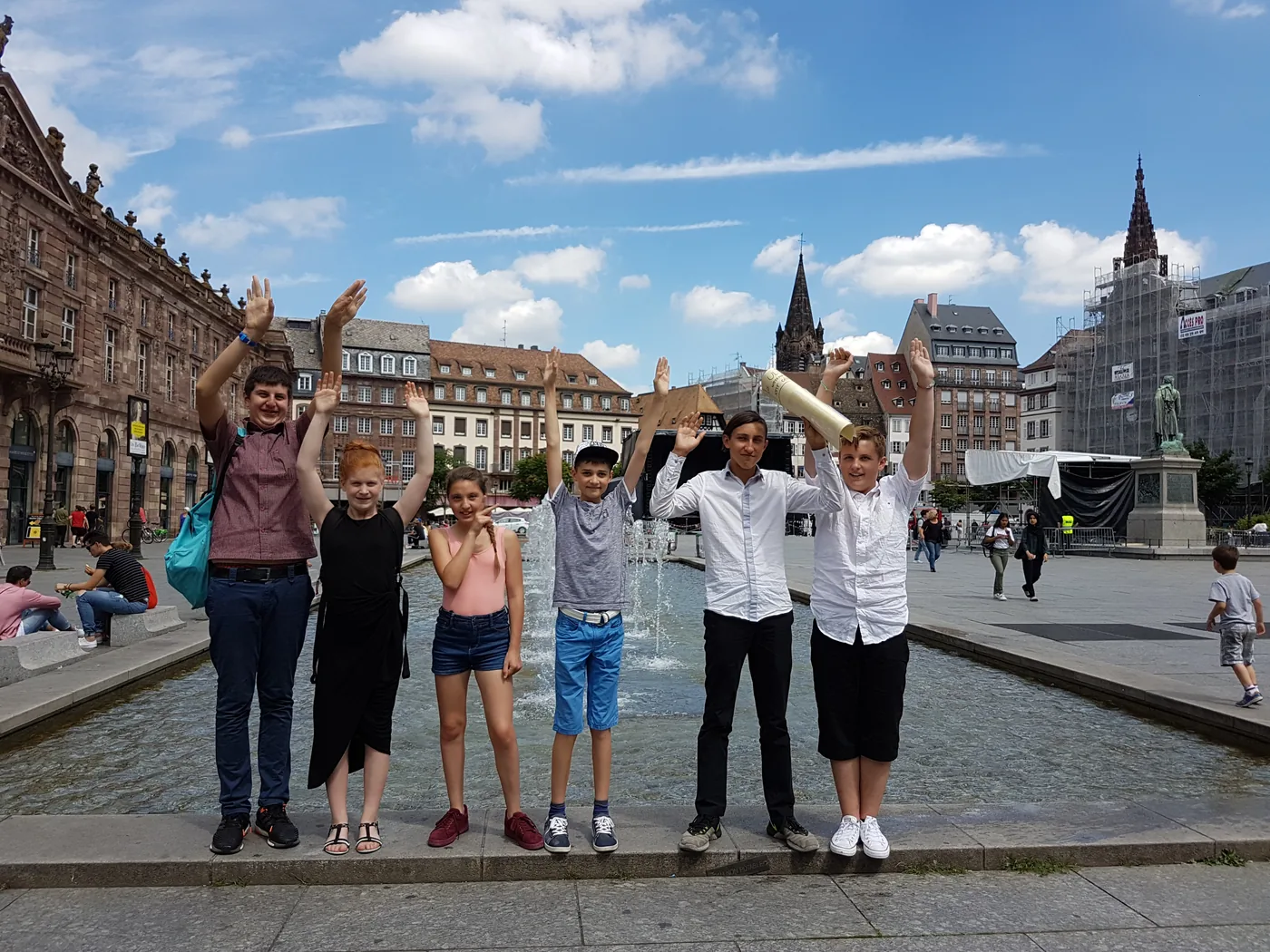 Les élèves, tout sourire, devant une fontaine de la place Broglie à Strasbourg.