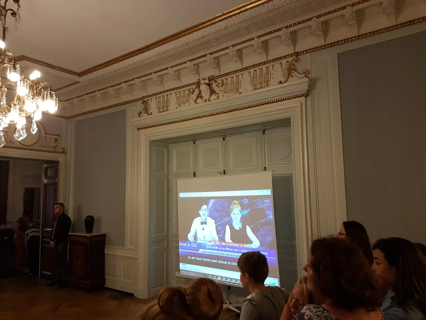 La projection du journal télévisé lors de la soirée de remise du prix.