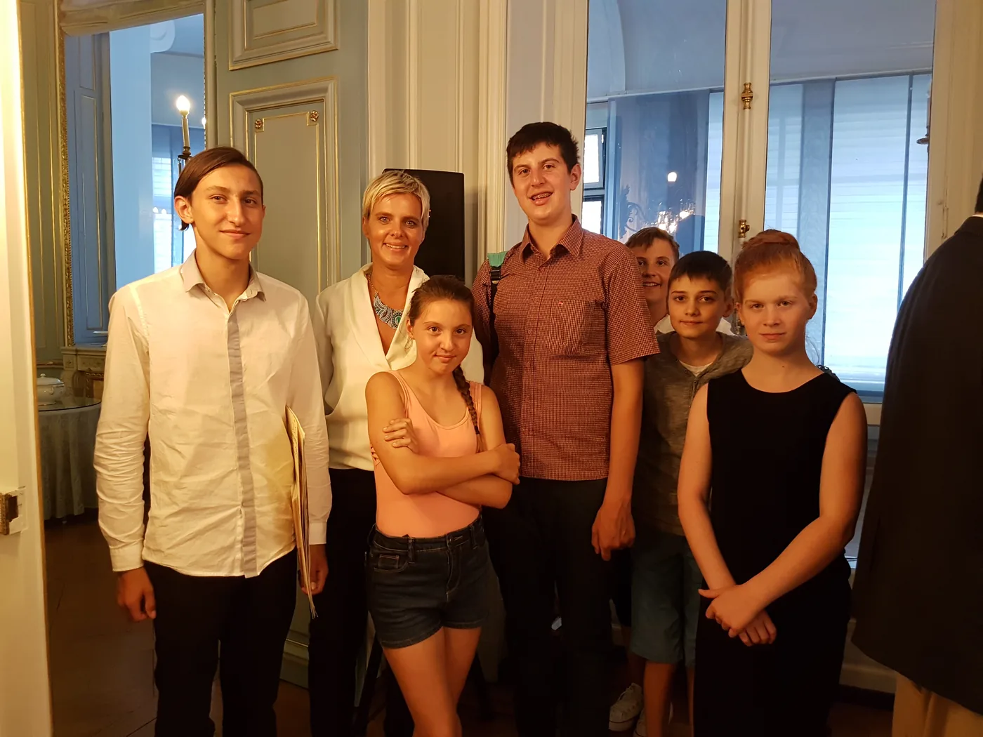 Le groupe et leurs encadrants dans les salons dorés de la rectrice.