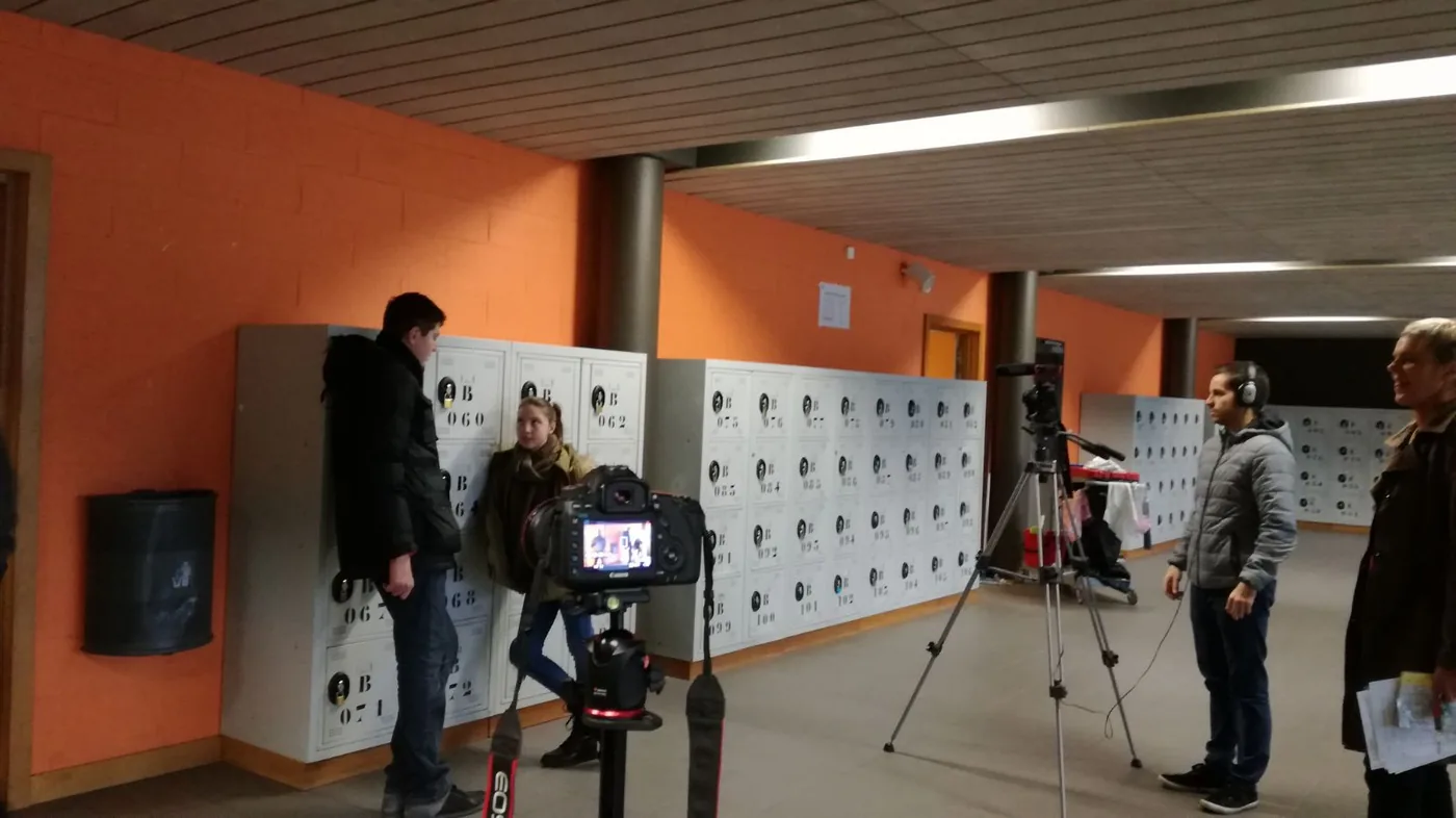 Tournage d’une séquence dans un couloir du collège.