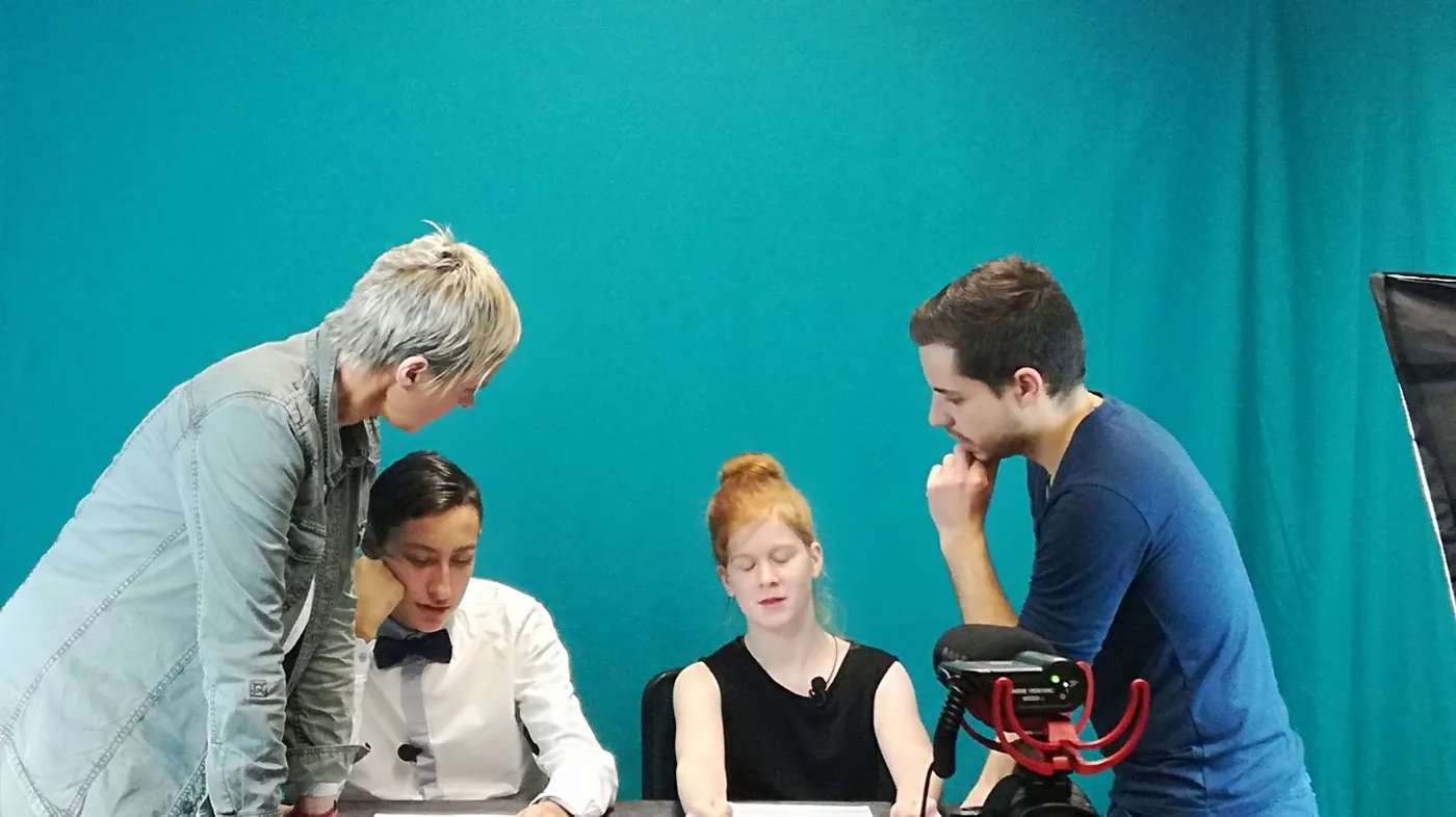Sur le plateau du journal télévisé pendant le tournage.