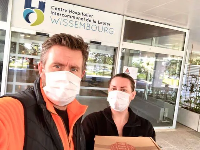 Livraison de pizzas devant l’entrée du Centre hospitalier de Wissembourg.